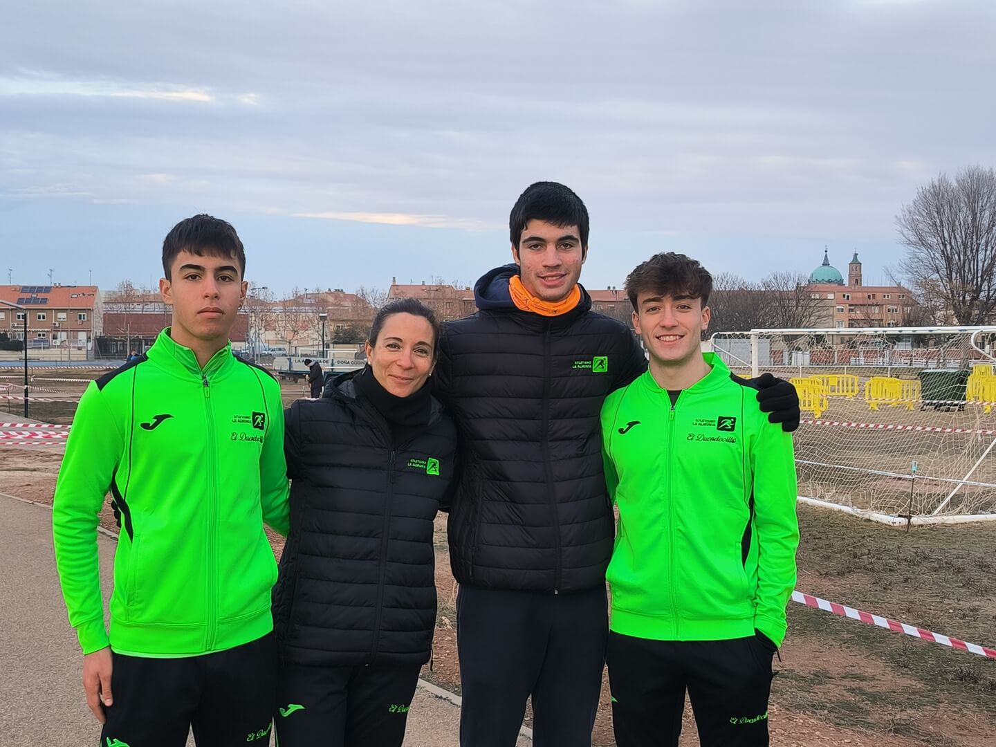 Equipo del Club de Atletismo La Almunia en los preparativos previos
