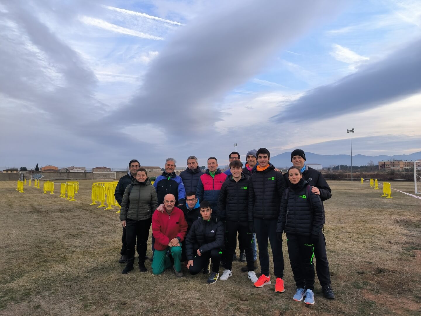 Equipo del Club de Atletismo La Almunia en los preparativos previos