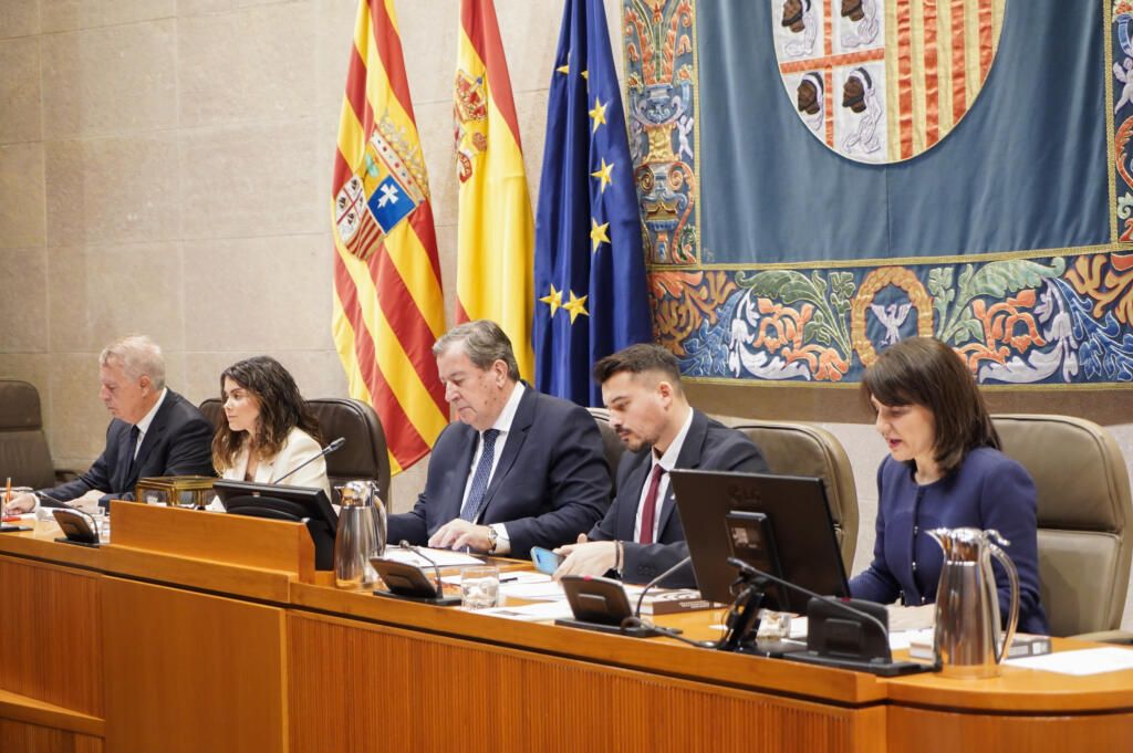 Mesa de edad durante la sesión de Constitución de las Cortes de Aragón para la XII Legislatura. Foto: Cortes de Aragón.