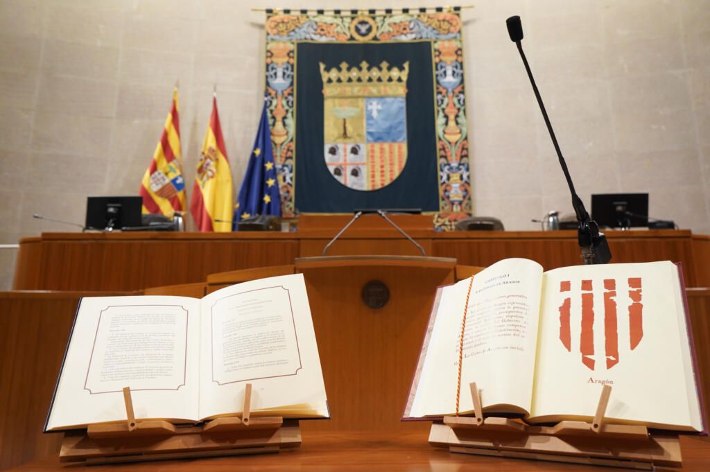 Ejemplar de la Constitución y del Estatuto de Autonomía de Aragón utilizados en la sesión de Constitución de las Cortes de Aragón para la XII Legislatura. Foto: Cortes de Aragón.