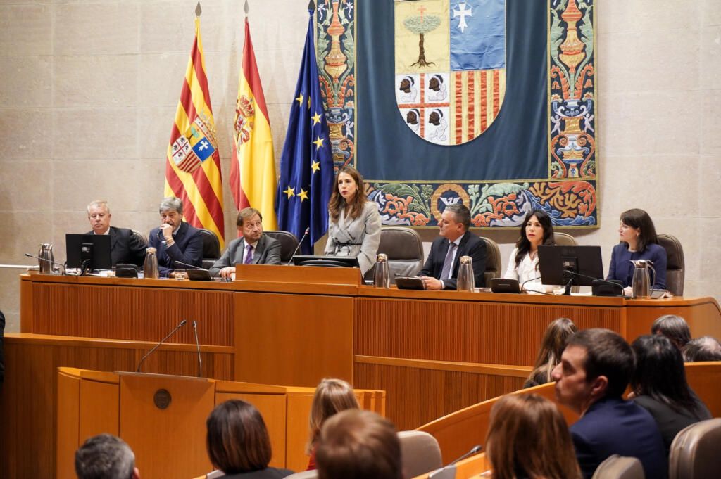 Nueva mesa y presidencia (María Navarro) de las Cortes de Aragón para la XII Legislatura. Foto: Cortes de Aragón.